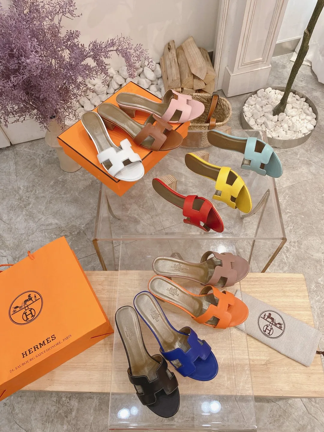 👟👟Ex-factory price 300👟👟 Genuine leather sole +40 🦄Hermès "Flat Cow Pattern" has added new color sandals, "Year-round Shipping" in classic colors... It is a must-have item in your wardrobe, and it is magically versatile in this summer! This model fully demonstrates the classic Hermès style "Flat Cow Pattern". Classic calfskin material ~ imported sheepskin. Lining 🐎Size: 34~42. Heel height ② type: low heel 1.5cm. Medium heel 4.5cm. Genuine leather sole +40 rubber sole.